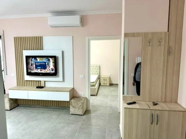 Tirane, jepet me qera apartament 1+1 , 500 € 