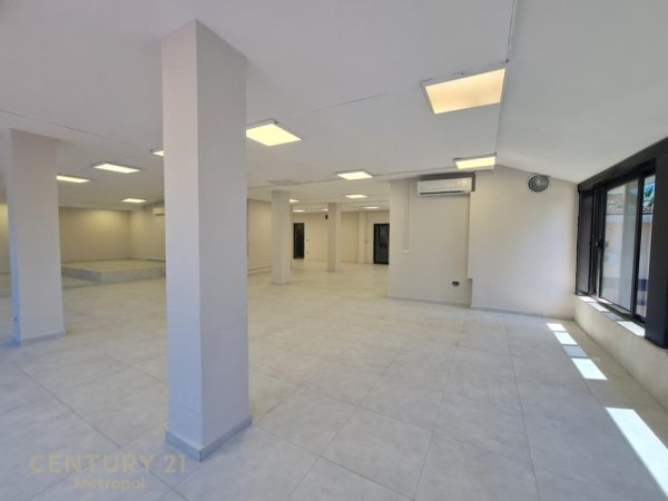 Tirane, jepet me qera ambjent biznesi Kati 2, 240 m² 2.200 € (21 dhjetori)