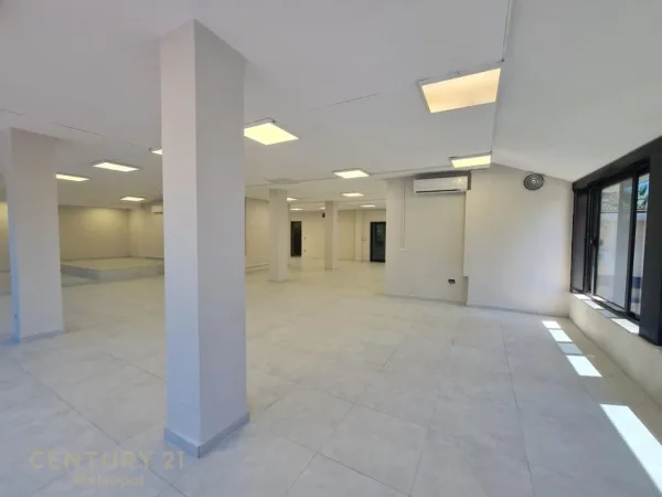 Tirane, jepet me qera ambjent biznesi Kati 2, 240 m² 2.200 € (21 dhjetori)