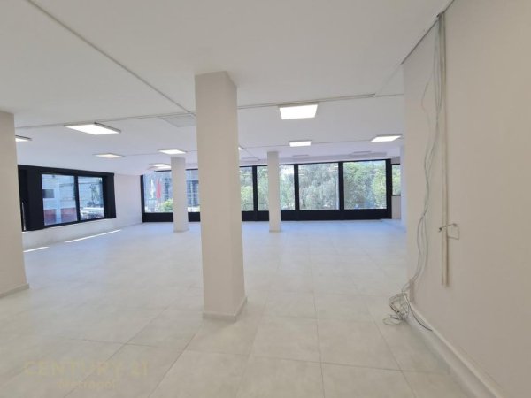 Tirane, jepet me qera ambjent biznesi Kati 2, 240 m² 2.200 € (21 dhjetori)