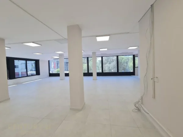 Tirane, jepet me qera ambjent biznesi Kati 2, 240 m² 2.200 € (21 dhjetori)