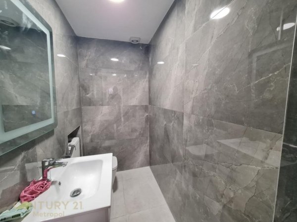 Tirane, jepet me qera ambjent biznesi Kati 2, 240 m² 2.200 € (21 dhjetori)