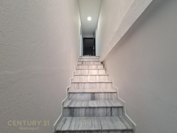 Tirane, jepet me qera ambjent biznesi Kati 2, 240 m² 2.200 € (21 dhjetori)