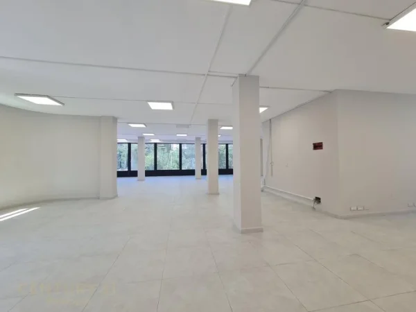 Tirane, jepet me qera ambjent biznesi Kati 2, 240 m² 2.200 € (21 dhjetori)