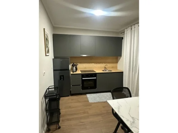 Tirane, jepet me qera apartament 1+1 Kati 4, 78 m² 800 € (QENDER)