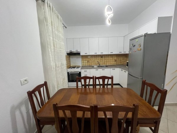 Tirane, jepet me qera Vile 2+1+Ballkon Kati 2, 100 m² 600 € (Rruga Bego hoxha)