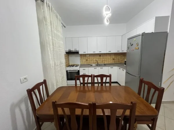 Tirane, jepet me qera Vile 2+1+Ballkon Kati 2, 100 m² 600 € (Rruga Bego hoxha)