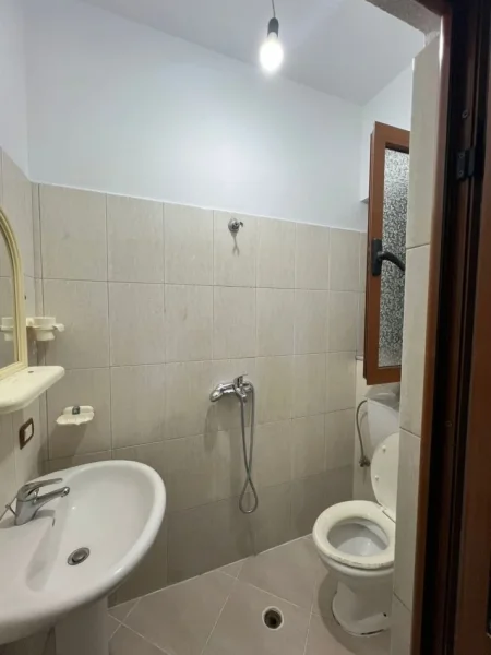 Tirane, jepet me qera Vile 2+1+Ballkon Kati 2, 100 m² 600 € (Rruga Bego hoxha)