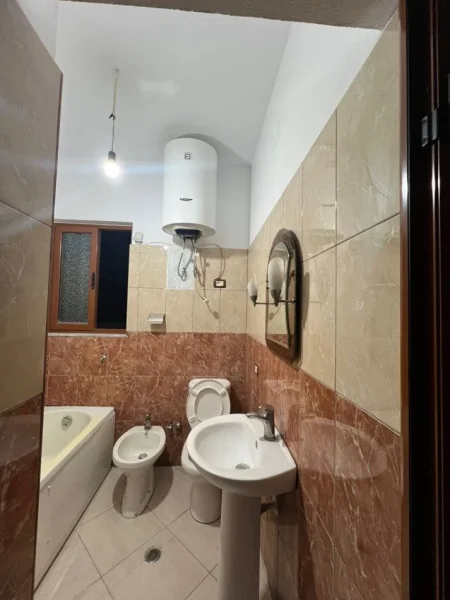 Tirane, jepet me qera Vile 2+1+Ballkon Kati 2, 100 m² 600 € (Rruga Bego hoxha)