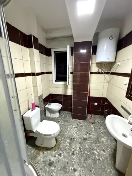 Tirane, jepet me qera apartament 2+1 Kati 2, 400 € (Prane Casa Italia)