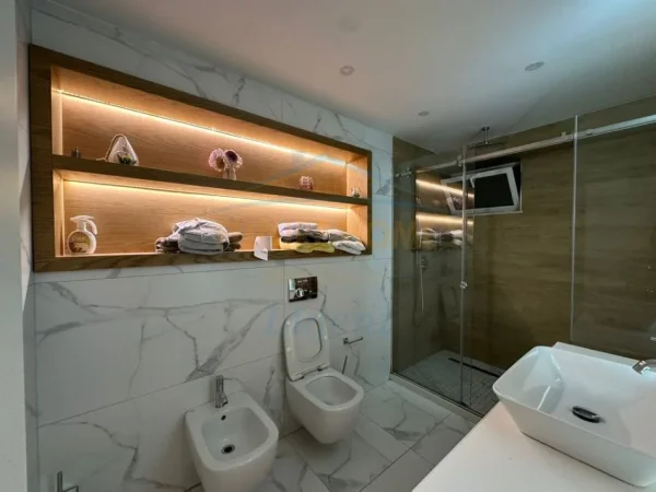 Tirane, jepet me qera apartament 3+1+Ballkon Kati 3, 136 m² 1.500 € (DON BOSKO)