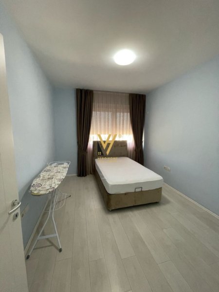 Tirane, jepet me qera apartament 3+1+Ballkon Kati 4, 140 m² 1.400 € (LIQENI I THATE)