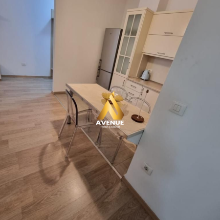 Tirane, jepet me qera apartament 1+1+Ballkon Kati 5, 70 m² 800 € (delijorgj)