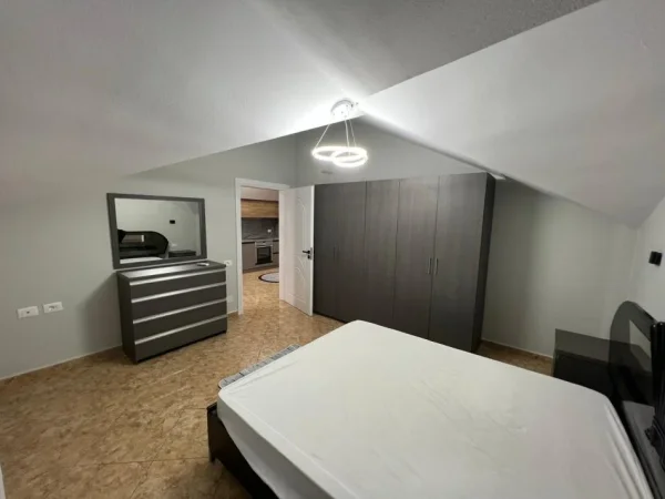 Tirane, jepet me qera apartament 2+1 Kati 4, 750 € 