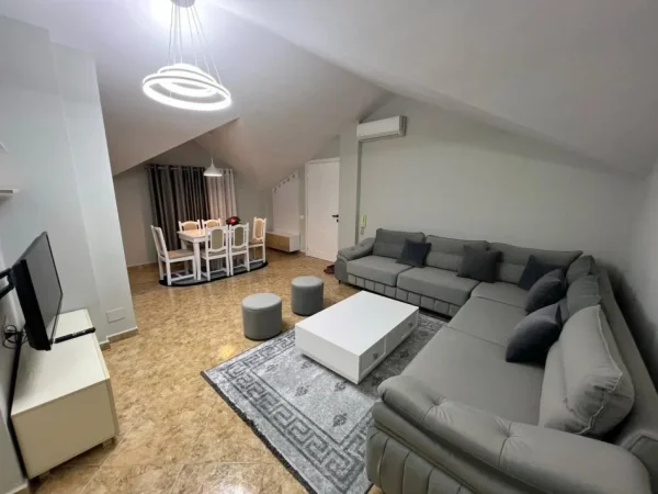 Tirane, jepet me qera apartament 2+1 Kati 4, 750 € 