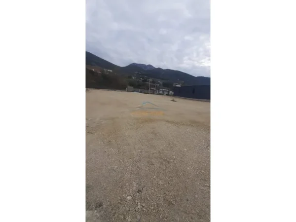 Tirane, jepet me qera toke , 2.290 m² (Fundjava Ndryshe)