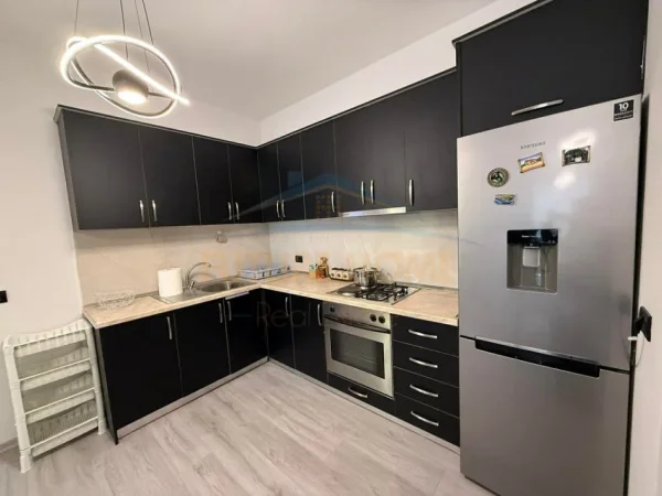 Tirane, jepet me qera apartament 1+1+Ballkon Kati 7, 65 m² 450 € (UNAZA E RE)