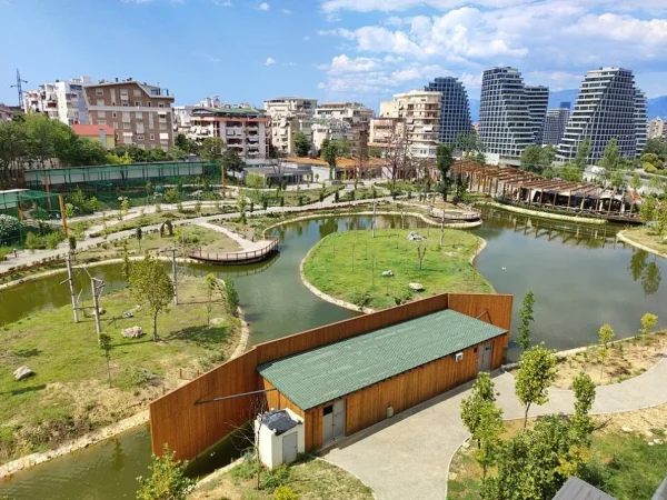 Tirane, shitet apartament 2+1+Ballkon ,