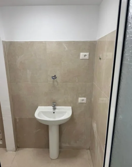 Tirane, jepet me qera zyre , 40 m² 900 € (MINE PEZA)