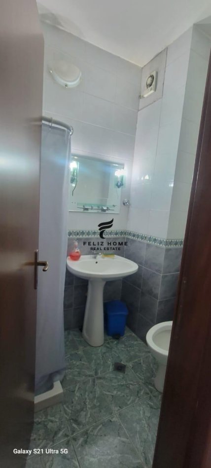 Tirane, jepet me qera apartament 2+1 Kati 5, 110 m² 1.000 € (BLLOKU)