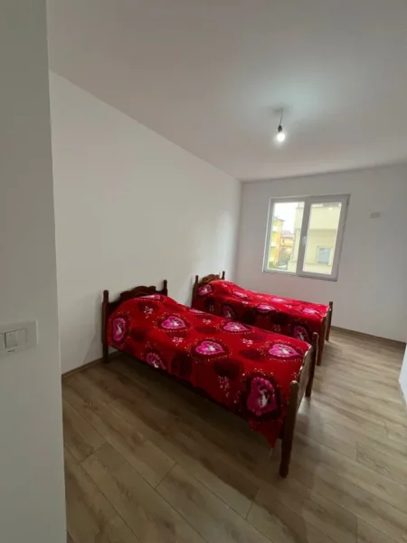 Tirane, jepet me qera apartament 2+1+Ballkon , 95 m² 400 € (Kamez)