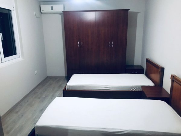 Tirane, jepet me qera apartament 2+1 Kati 5, 80 m² 500 € (ISH PARKU AUTOBUZAVE)