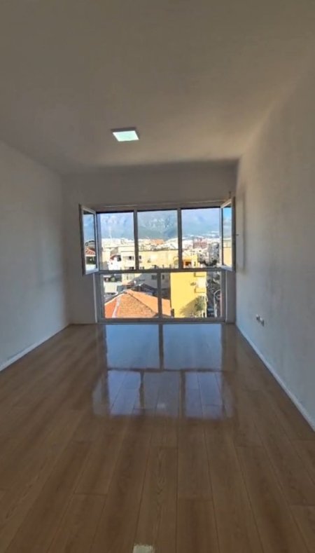 Jepet me Qera Apartament 1+1 tek Pazari i Ri,550 €uro