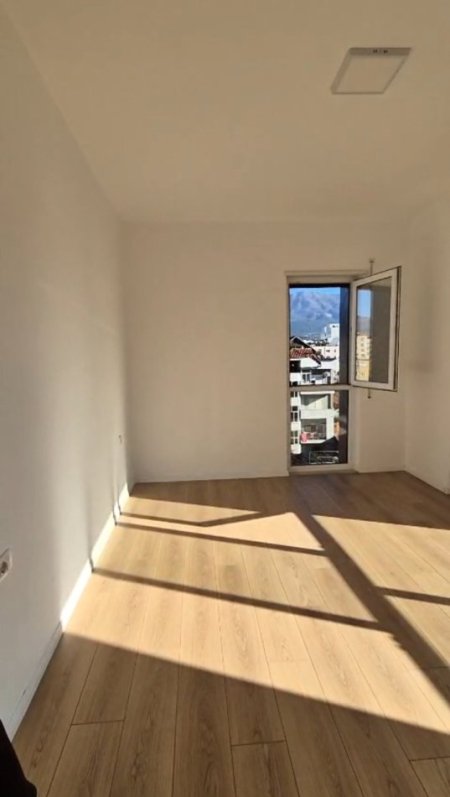 Jepet me Qera Apartament 1+1 tek Pazari i Ri,550 €uro
