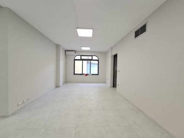 Me qira Ambient 260m2)l || (📍21 dhjetori 30 m larg unazës) || Direkt rrugë || 2500 euro/Muaj🔥🔥