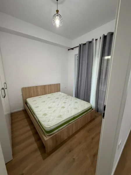 Tirane, jepet me qera apartament 1+1 , 50 m² 450 € (ali demi)
