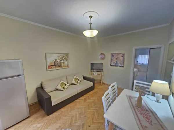 Tirane, jepet me qera apartament 1+1 Kati 2, 60 m² 600 € (Qender)