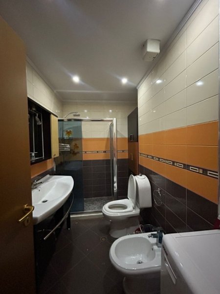 Tirane, jepet me qera apartament 2+1+Ballkon Kati 8, 120 m² 800 € (Vila Gold)