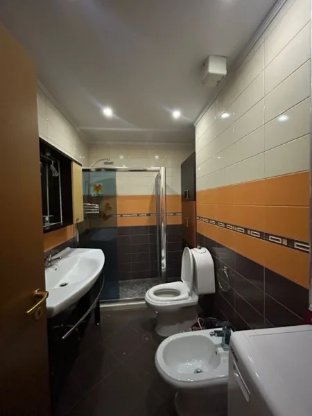 Tirane, jepet me qera apartament 2+1+Ballkon Kati 8, 120 m² 800 € (Vila Gold)