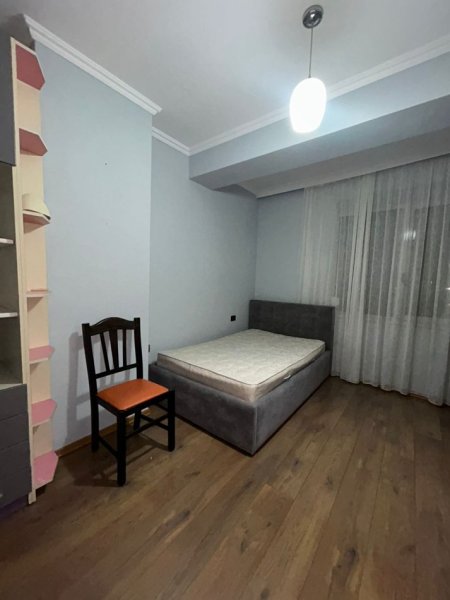 Tirane, jepet me qera apartament 2+1+Ballkon Kati 8, 120 m² 800 € (Vila Gold)