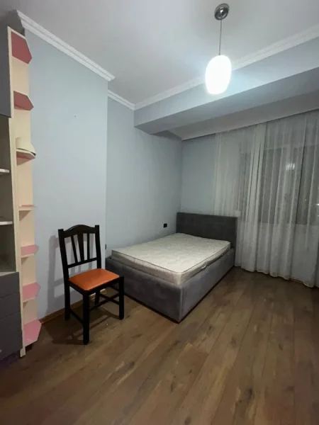 Tirane, jepet me qera apartament 2+1+Ballkon Kati 8, 120 m² 800 € (Vila Gold)