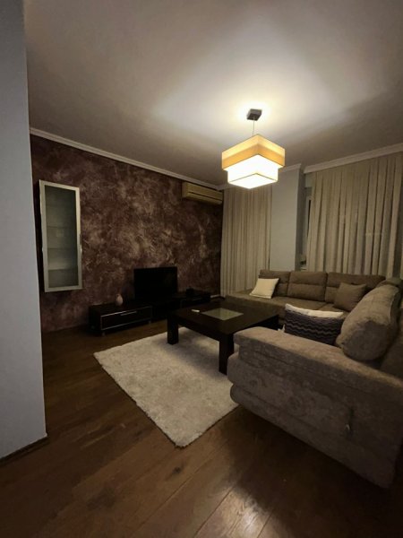 Tirane, jepet me qera apartament 2+1+Ballkon Kati 8, 120 m² 800 € (Vila Gold)
