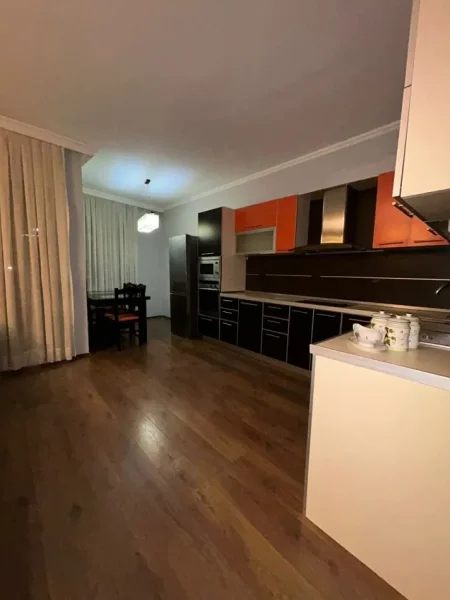 Tirane, jepet me qera apartament 2+1+Ballkon Kati 8, 120 m² 800 € (Vila Gold)