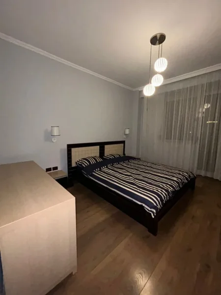 Tirane, jepet me qera apartament 2+1+Ballkon Kati 8, 120 m² 800 € (Vila Gold)
