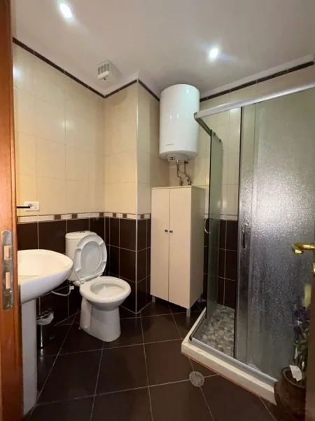 Tirane, jepet me qera apartament 2+1+Ballkon Kati 8, 120 m² 800 € (Vila Gold)