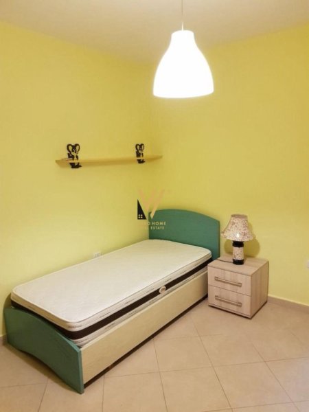 Tirane, jepet me qera apartament 2+1+Ballkon Kati 4, 94 m² 700 € (RRUGA E BARRIKADAVE)