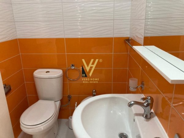 Tirane, jepet me qera apartament 2+1+Ballkon Kati 4, 94 m² 700 € (RRUGA E BARRIKADAVE)