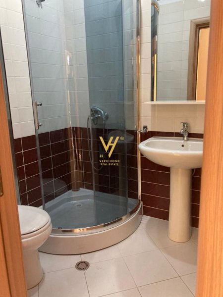 Tirane, jepet me qera apartament 2+1+Ballkon Kati 4, 94 m² 700 € (RRUGA E BARRIKADAVE)