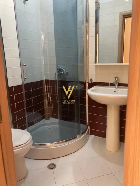 Tirane, jepet me qera apartament 2+1+Ballkon Kati 4, 94 m² 700 € (RRUGA E BARRIKADAVE)