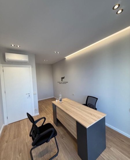 Tirane, jepet me qera zyre Kati 3, 70 m² 700 € (RRUGA FORTUZI)