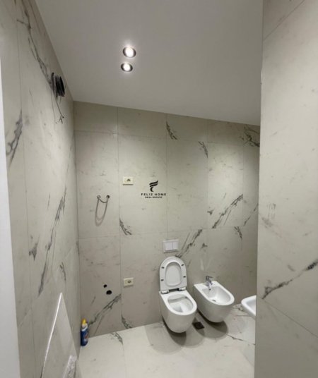 Tirane, jepet me qera zyre Kati 3, 70 m² 700 € (RRUGA FORTUZI)