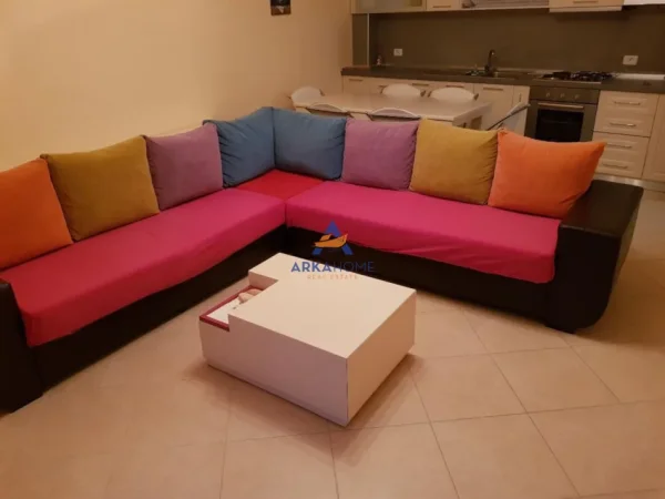 Tirane, jepet me qera apartament 1+1+Ballkon Kati 4, 94 m² 680 €