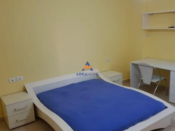 Tirane, jepet me qera apartament 1+1+Ballkon Kati 4, 94 m² 680 €