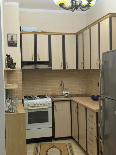 Tirane, jepet me qera apartament 1+1 Kati 2, 70 m² 450 € (astir)