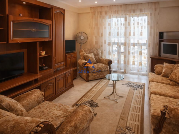 Tirane, jepet me qera 3+1+Ballkon Kati 2, 100 m² 521 € 