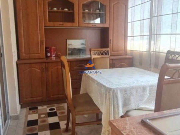 Tirane, jepet me qera 3+1+Ballkon Kati 2, 100 m² 521 € 